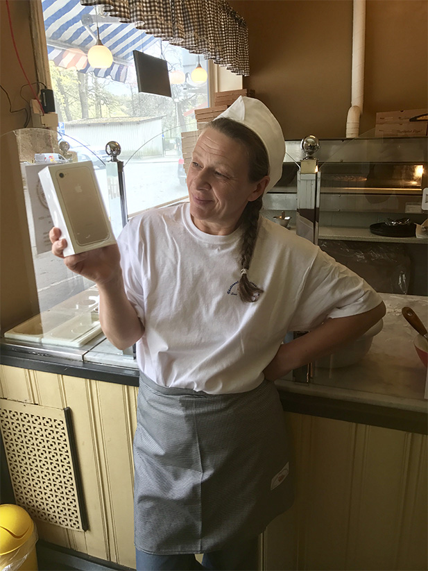 Gröndal pizzeria <br>är Vinnare av iPhone 7 med Arla vid lotteri V17 Vinnande lott röd/vit lott serie:E nr 60